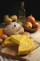 Tortilla de patata  junto a sus ingredientes principales
