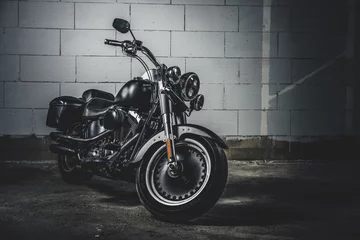 Gartenposter Motorrad Erstaunliches brandneues Motorrad steht auf der dunklen Tiefgarage.