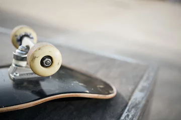 Zelfklevend Fotobehang Close up of skateboard wheels in concrete skatepark on warm day © superelaks