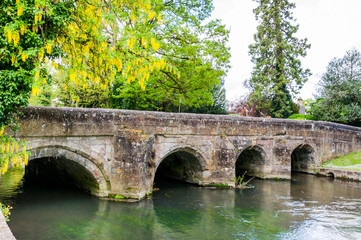 Fototapeta premium Salisbury, Steinbrücke, Fluss, Wiltshire, Südengland, Frühling, Spazierweg, Kathedrale, Altstadt, England