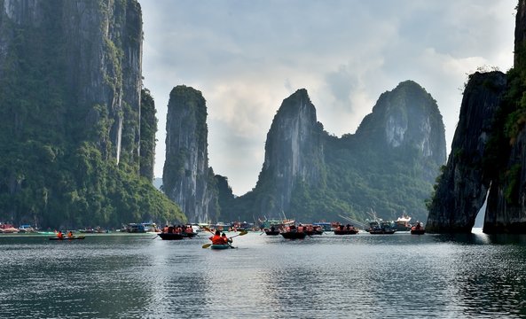 Ha Long Bay - cruise boats - Viet-nam