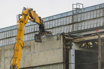 wall dismantling for factory reconstruction with industrial crushing shears
