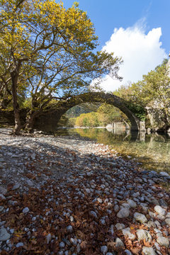 Steinbogenbrücke in Konitsa, Griechenland