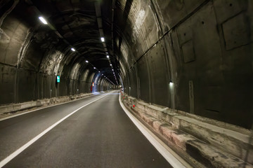 Fototapeta na wymiar old road with tunnel on the shores of Lake Garda