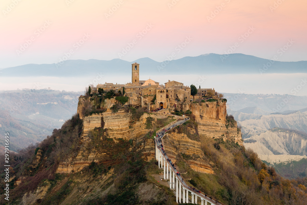 Wall mural civita bagnoregio al tramonto