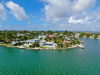 Obraz premium Aerial view of Bay Island neighborhood and luxury villas next the ocean, in Sarasota, Florida, USA