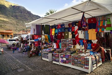 colorful market of Pisac in the Andes of Peru - obrazy, fototapety, plakaty