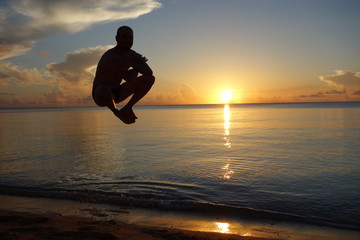 Sonnenuntergang im Pazifik japan Ishigaki mit fliegendem Budda