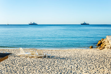 Fototapeta na wymiar Beautiful view of the blue sea and sandy beach.