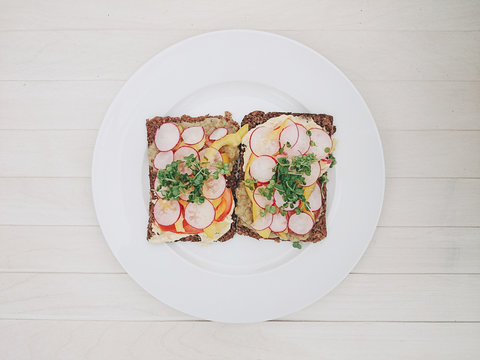 Open sandwiches with hummus, moutabal, peppers, radishes and tomatoes