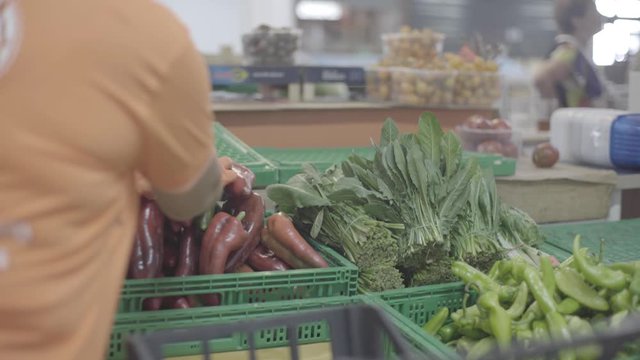 Commesso con peperoni al mercato 
