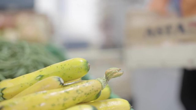 Primo piano zucchine gialle al mercato 
