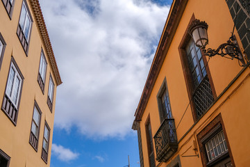 Obraz premium City San Cristobal de La Laguna, Tenerife, Spain. Buildings with antique lanterns on blue sky background. Colonial style of the city. Houses painted with various bright colors.