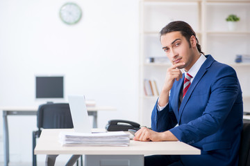Naklejka premium Young male businessman sitting in the office