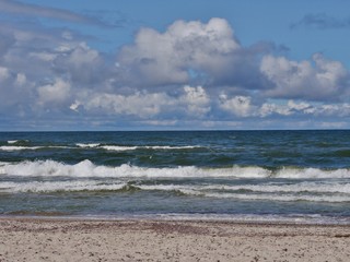 Wellen branden an den Strand