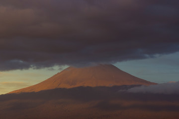 Fototapeta na wymiar volcano ,The Popocatepetl in the morning, puebla , mexico