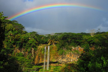 arc en ciel au dessus d'une cascade