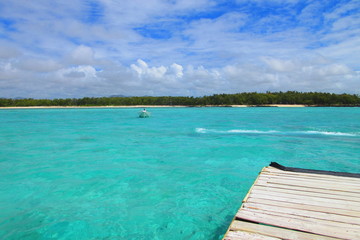 Fototapeta na wymiar eau turquoise avec ponton