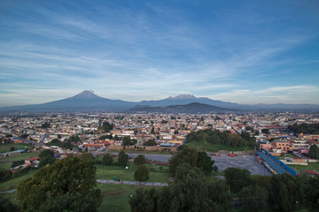 Obraz premium Panoramiczny widok na miasto, wulkan Popocatepetl, Cholula, Puebla, Meksyk