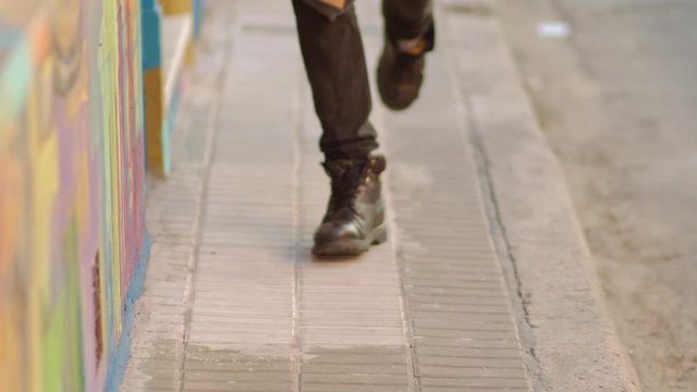 hombre corriendo en la calle