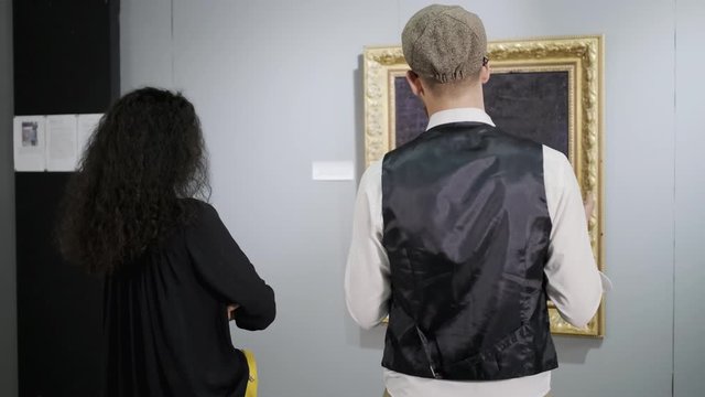 Talking about the concept of modern art in the gallery