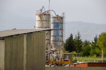 Obraz premium Vertical fertilizer tank at fertilizer plant.