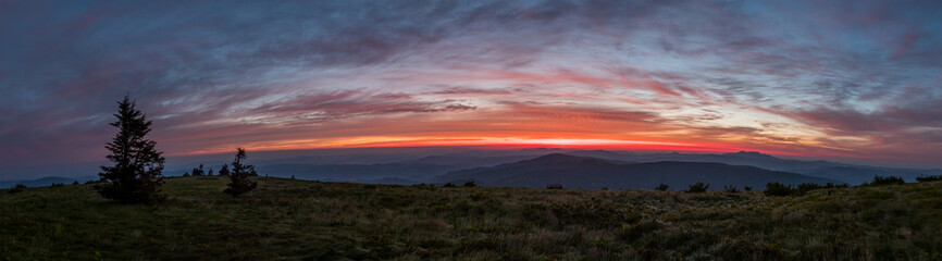 Fototapeta na wymiar Panorama of First Light on Grassy Ridge