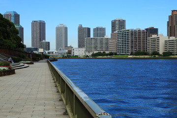 Fototapeta na wymiar 隅田川と水辺に広がるタワーマンション群
