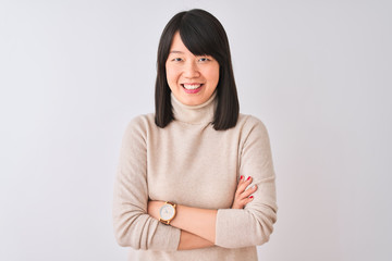 Obraz premium Young beautiful chinese woman wearing turtleneck sweater over isolated white background happy face smiling with crossed arms looking at the camera. Positive person.