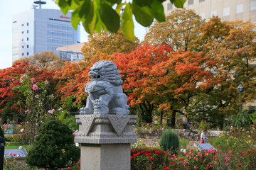 銅像と紅葉