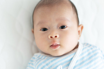 ベビーベッドに寝るかわいい赤ちゃん