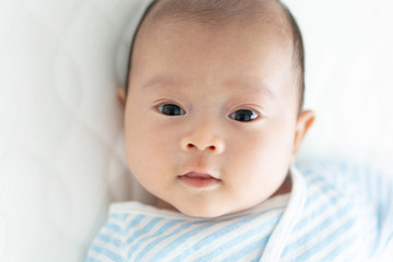 ベビーベッドに寝るかわいい赤ちゃん