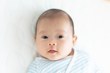 ベビーベッドに寝るかわいい赤ちゃん