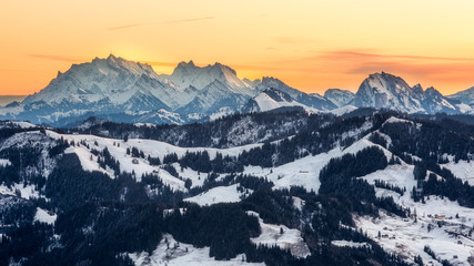 Obraz premium Berge mit Schnee beim Sonnenaufgang