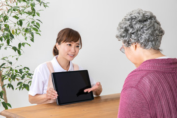 介護士と高齢者の女性