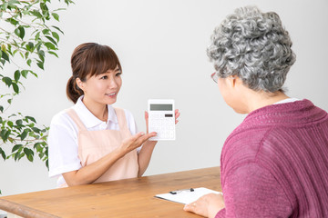 介護士と高齢者の女性