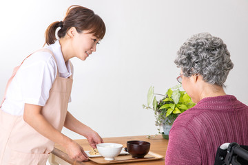 介護士と高齢者の女性