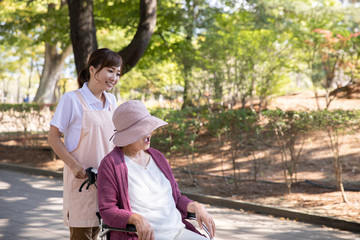 介護士と高齢者