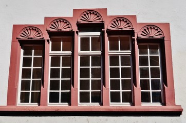 Dekorative Fensterreihung, Basel, Schweiz