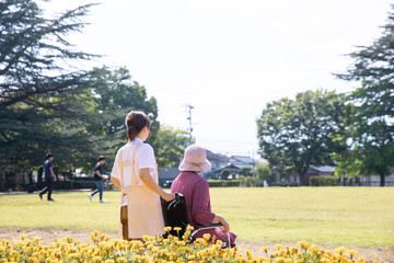 介護士と高齢者