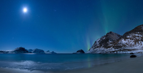 Fototapeta na wymiar Northern lights dancing over Haukland beach (Lofoten, Norway)