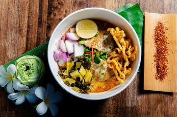 Khao Soi Chicken, a Thai food that is widely popular in the north along with the side dishes.