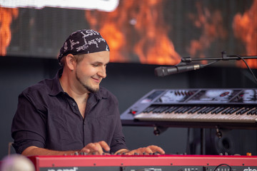 Keyboarder live auf der Bühne