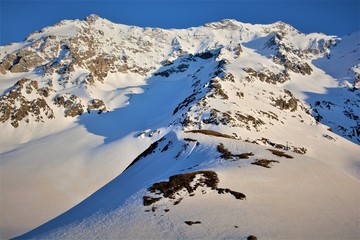 Paisaje nevado al atardecer