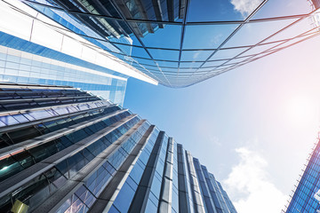 Obraz premium Modern business buildings with sun and sky