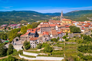 Obraz premium Buzet. Idyllic hill town of Buzet in green landscape aerial view