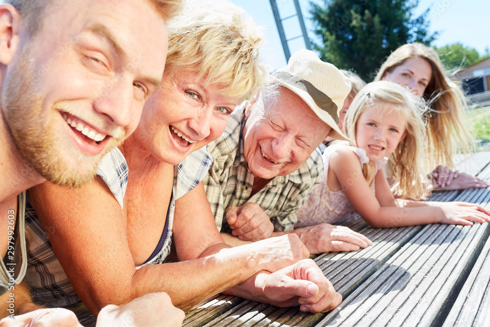 Wall mural erweiterte familie im sommer urlaub am see