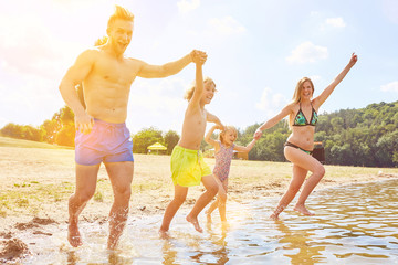 Familie beim Baden im Badesee im Sommerurlaub