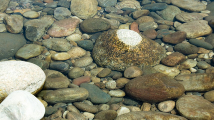 Fototapeta na wymiar Under water Stone on the lake after waterfall