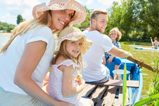 Familie mit zwei Kindern im Ruderboot